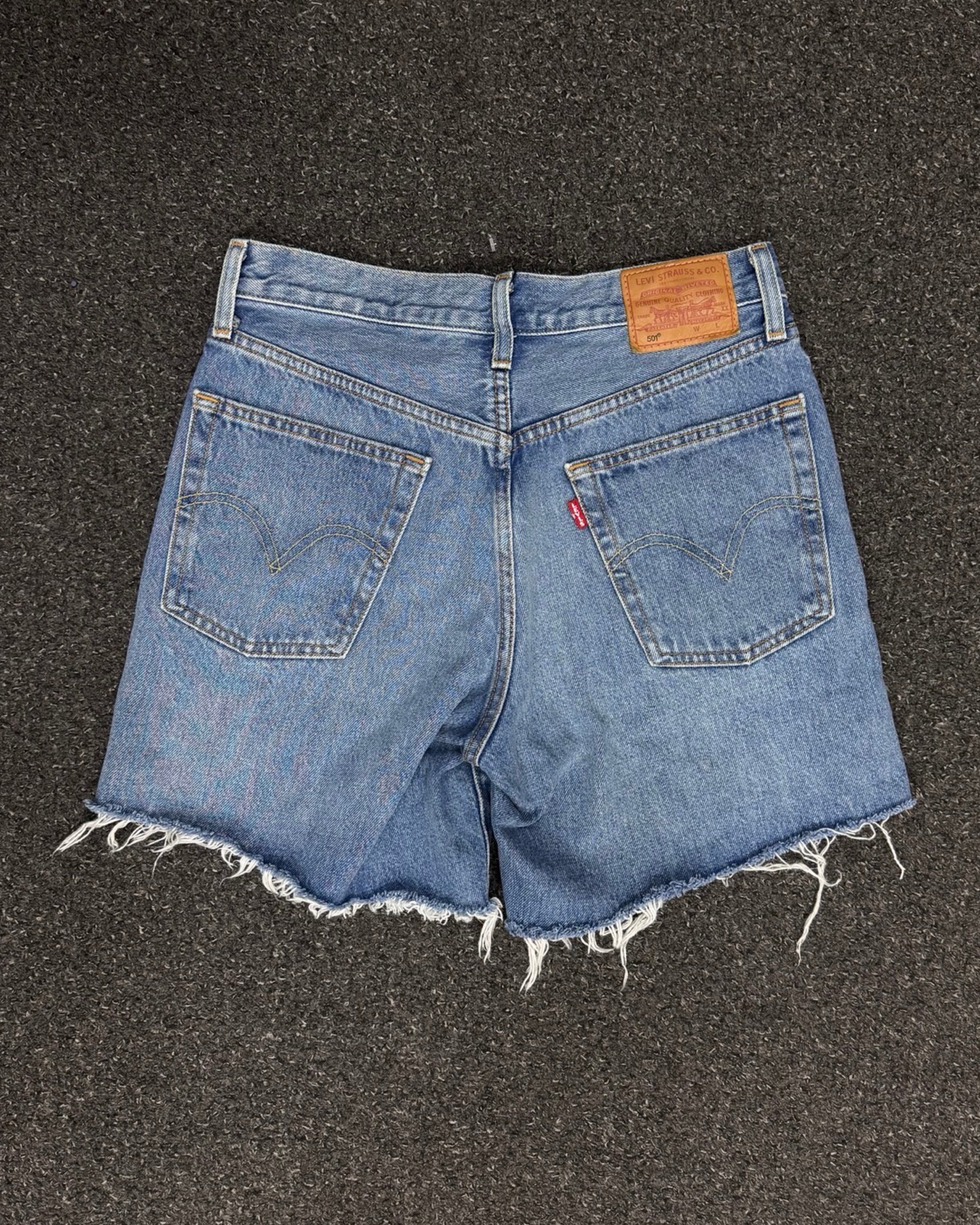 LEVIS SHORTS W26