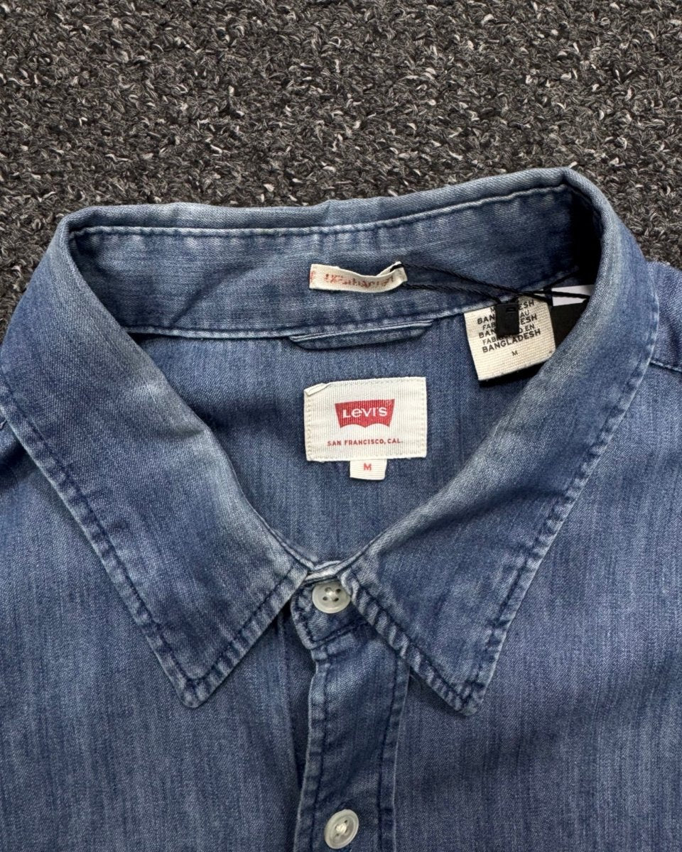 LEVIS M