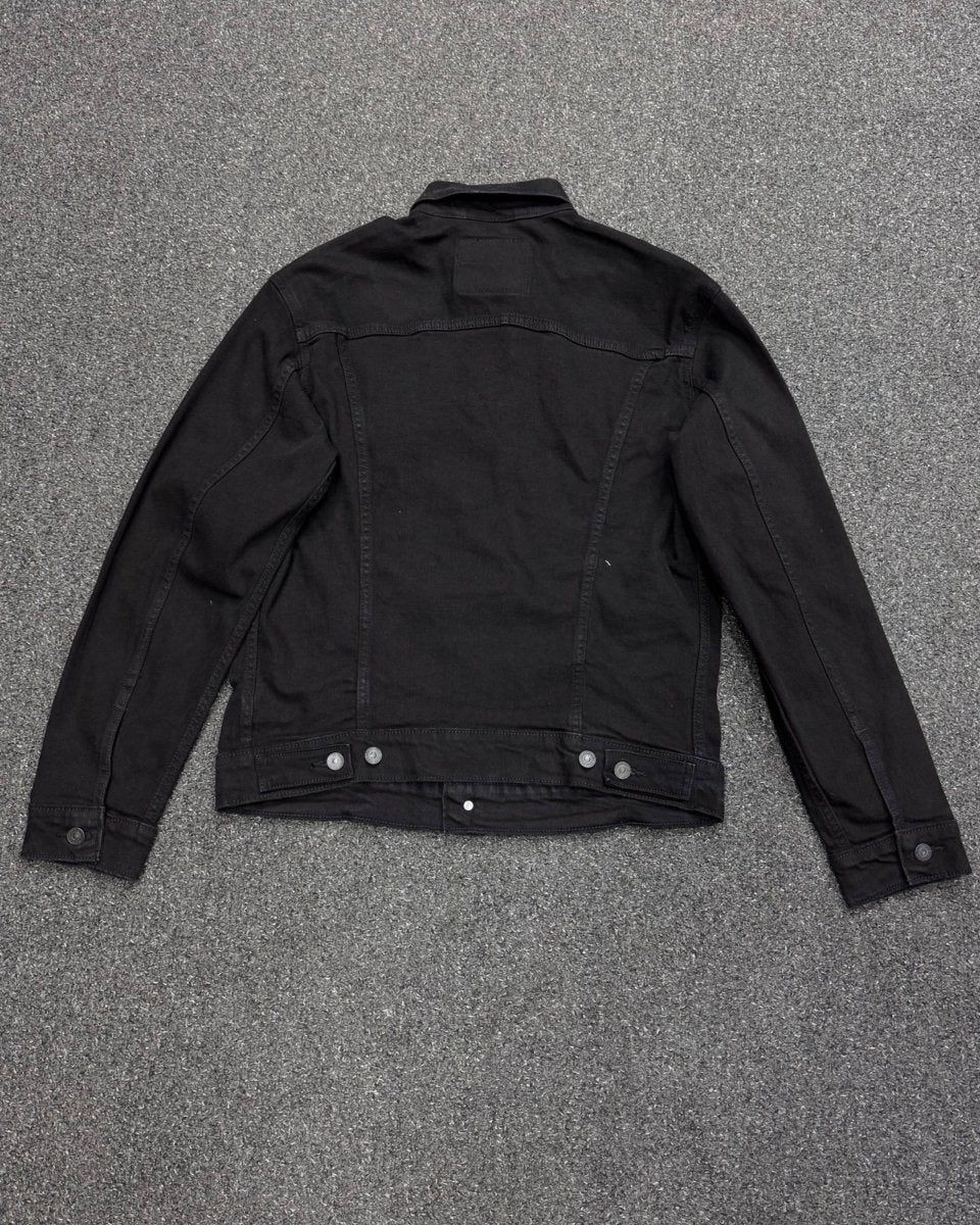LEVIS M