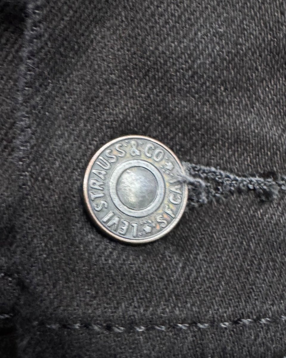 LEVIS M