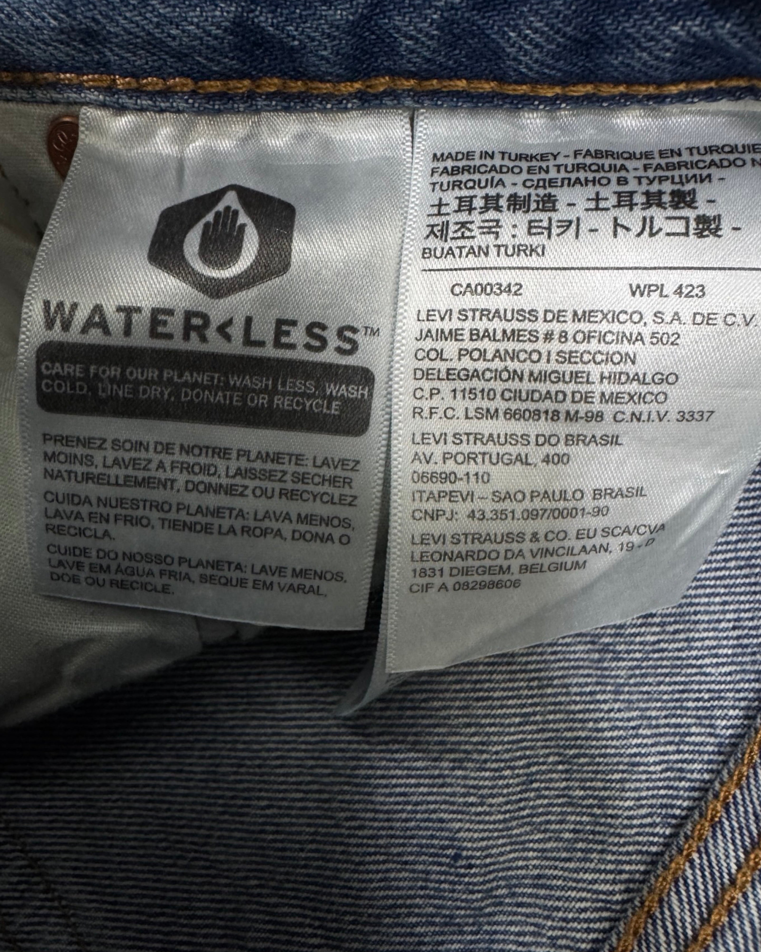 LEVIS SHORTS W26