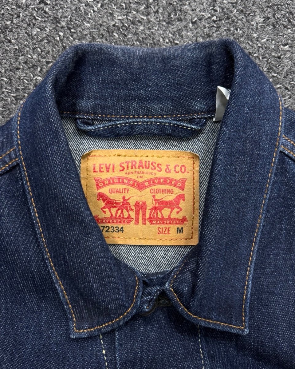 LEVIS M