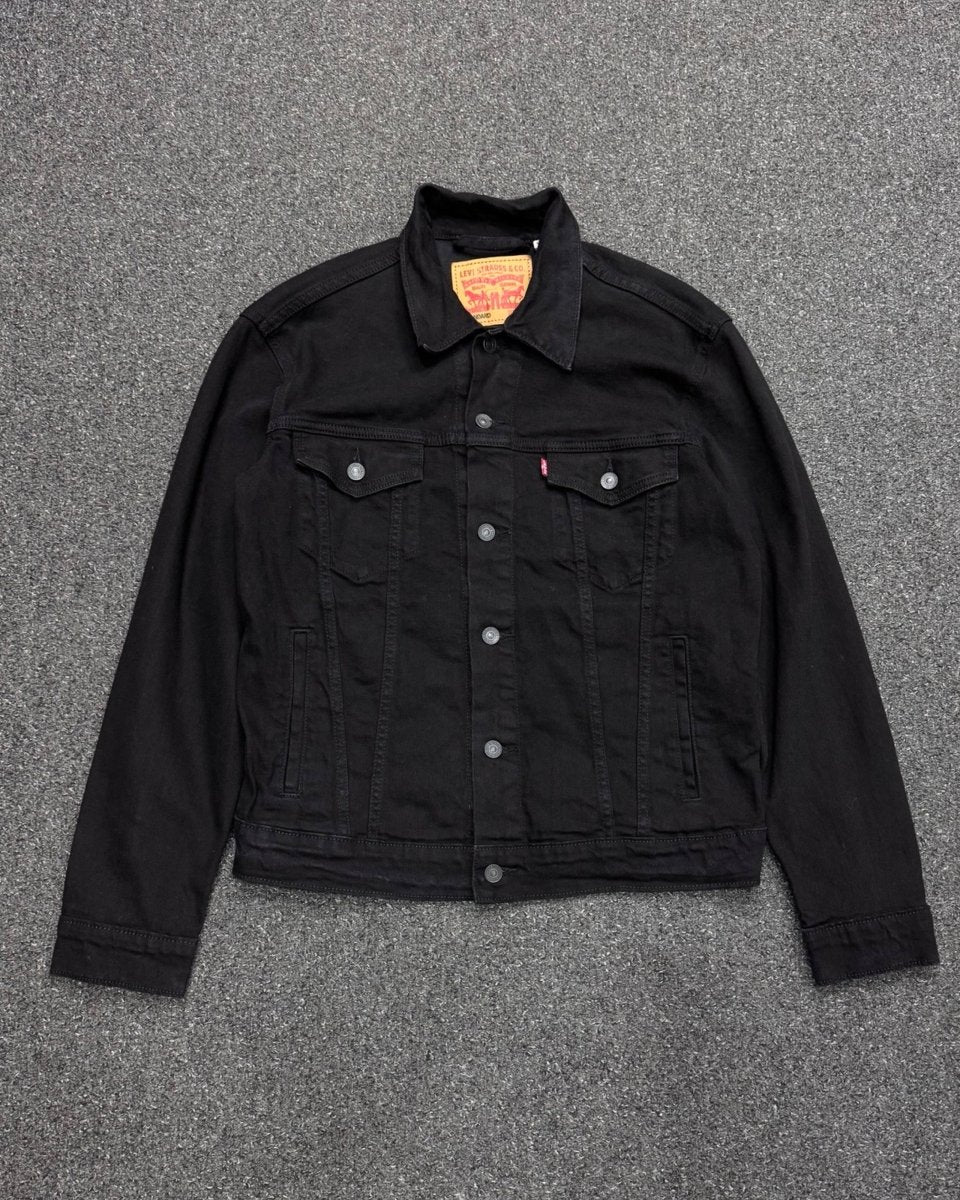 LEVIS M