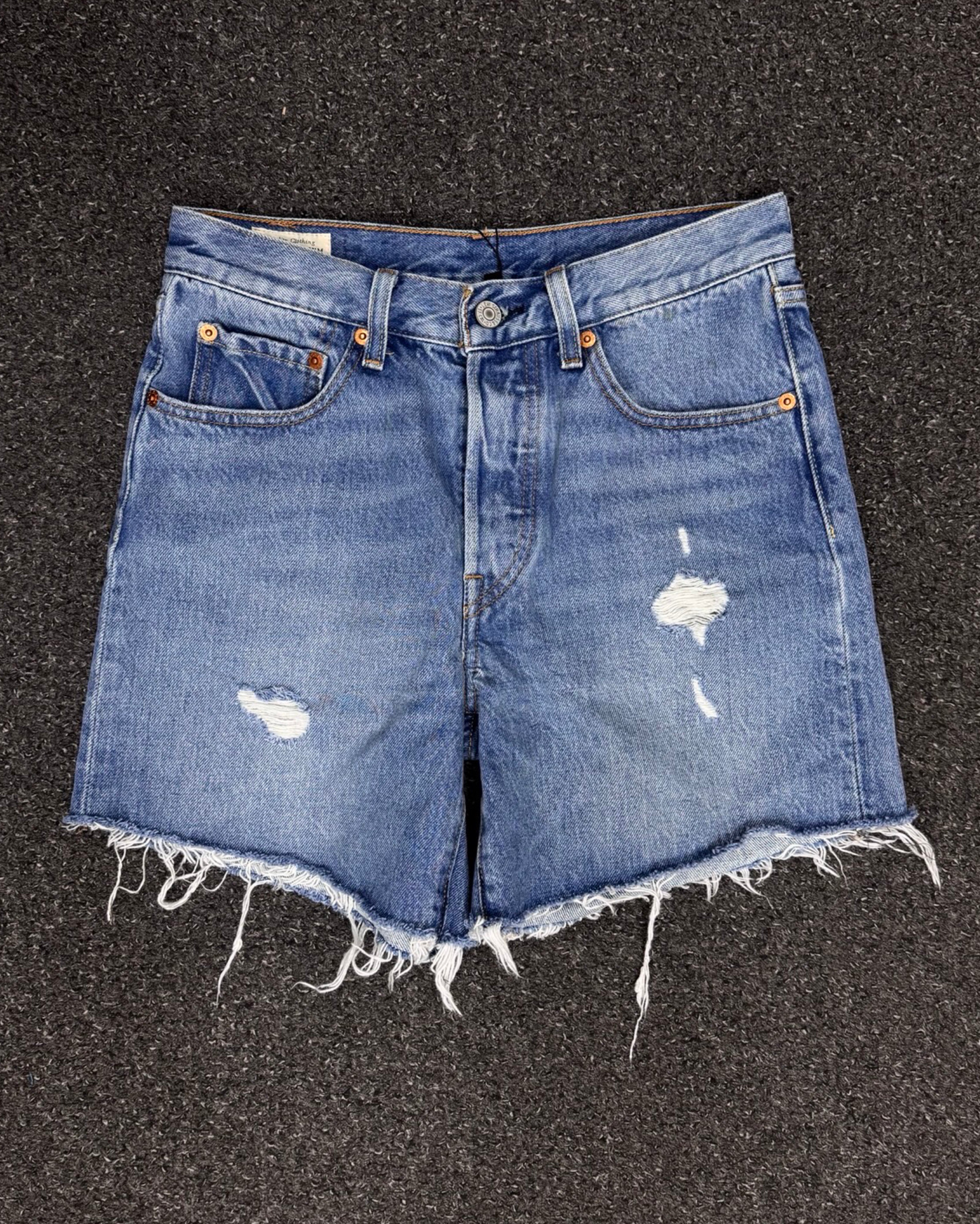 LEVIS SHORTS W26